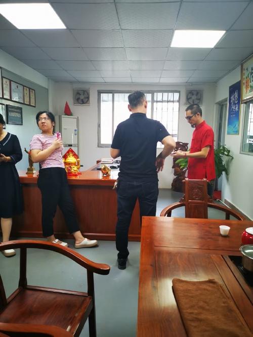给陈总工厂,办公室的风水布局,大门,招牌,背景墙,财务室,办公室等